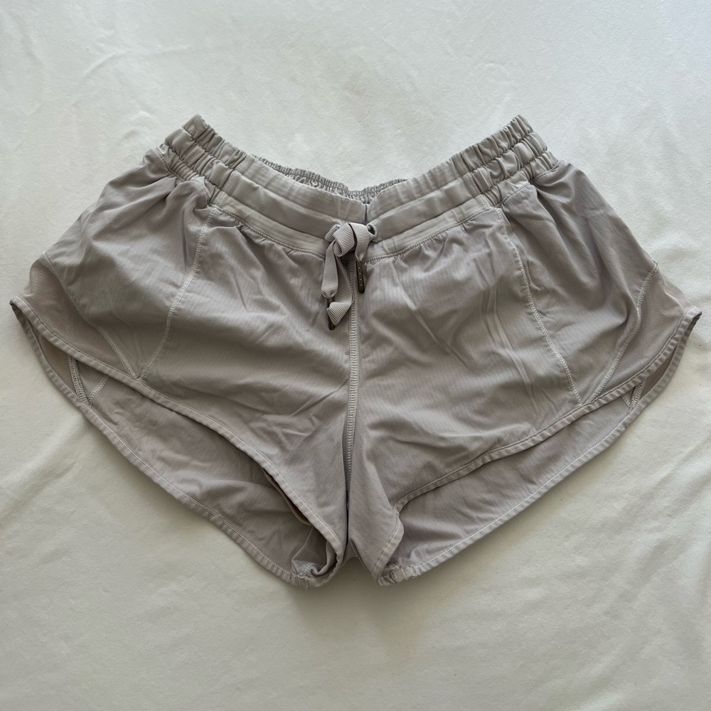 Lululemon Hotty Hot Shorts (white; size 6)